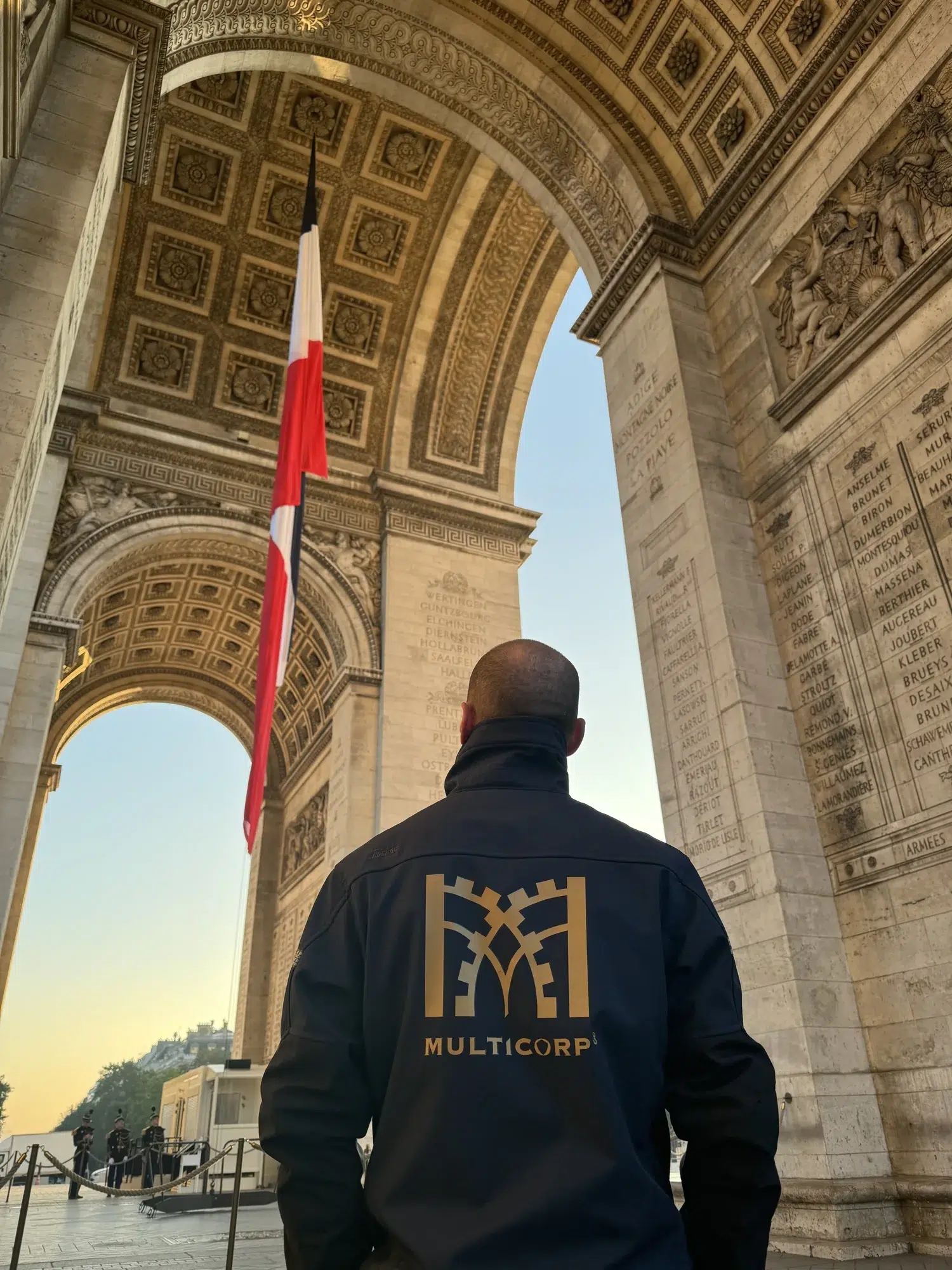 Équipe devant l’Arc de Triomphe à Paris