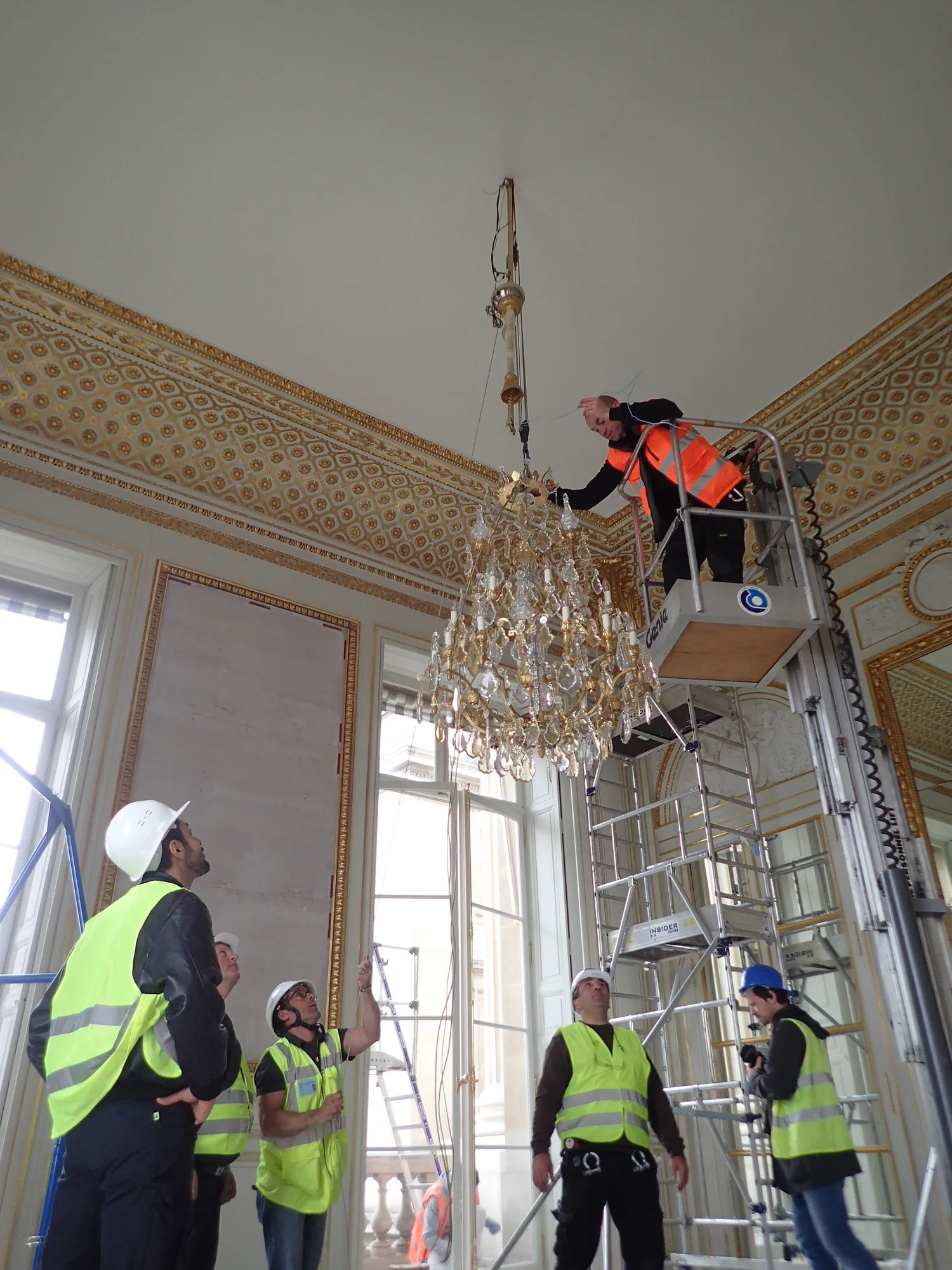 Techniciens ILUSTRE en intervention sous une coupole