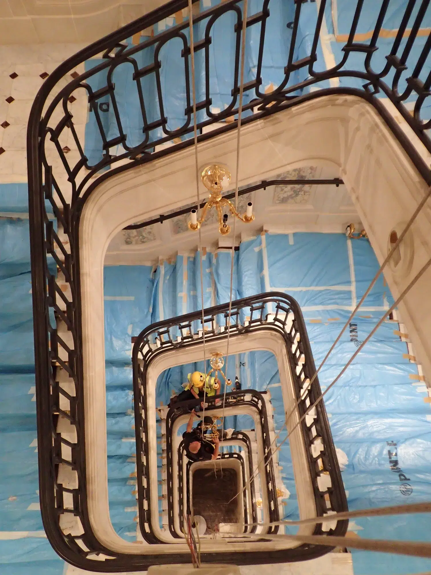 Escalier monumental en spirale surmonté d'un lustre