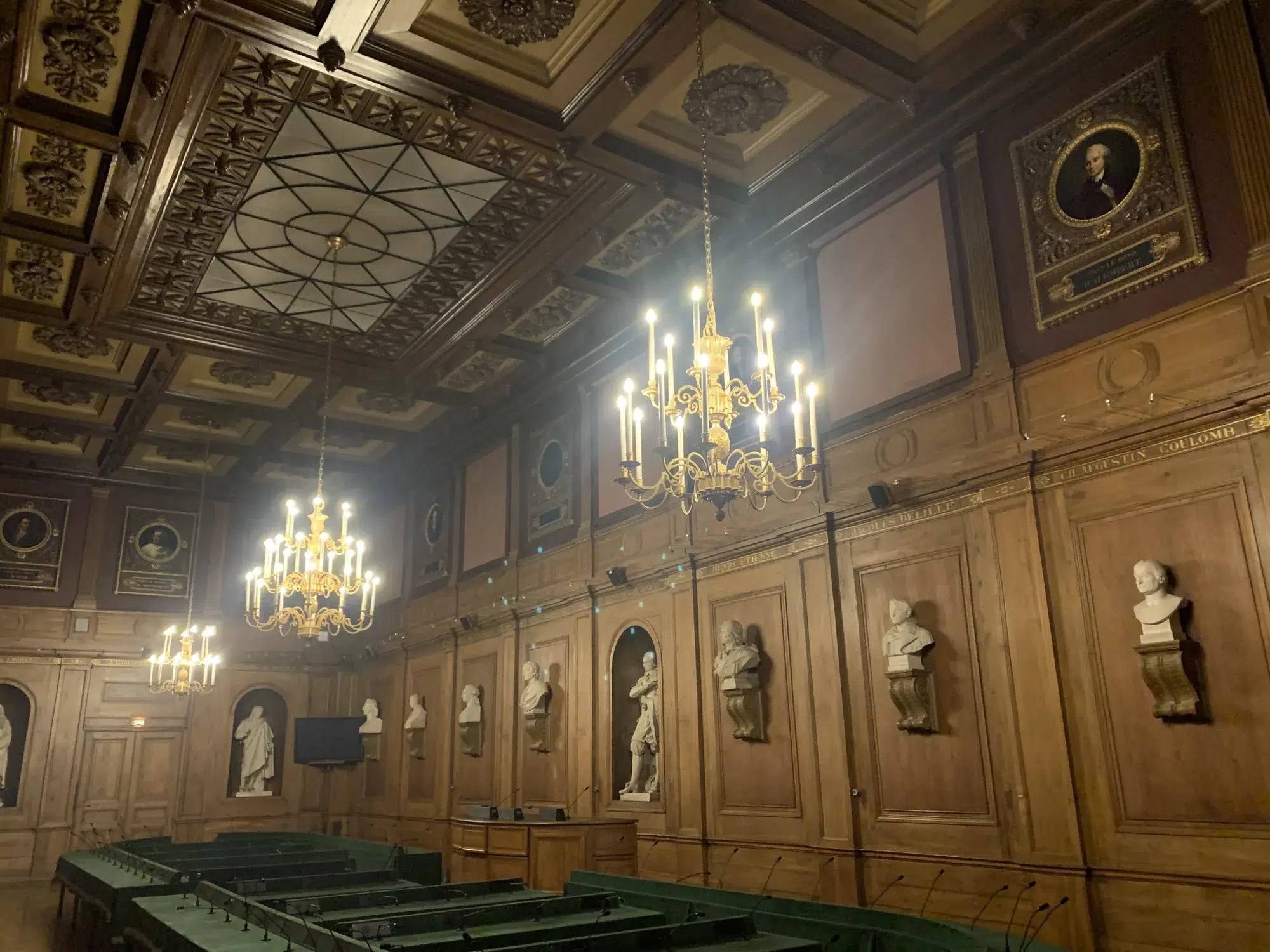 Galerie dorée ornée de lustres