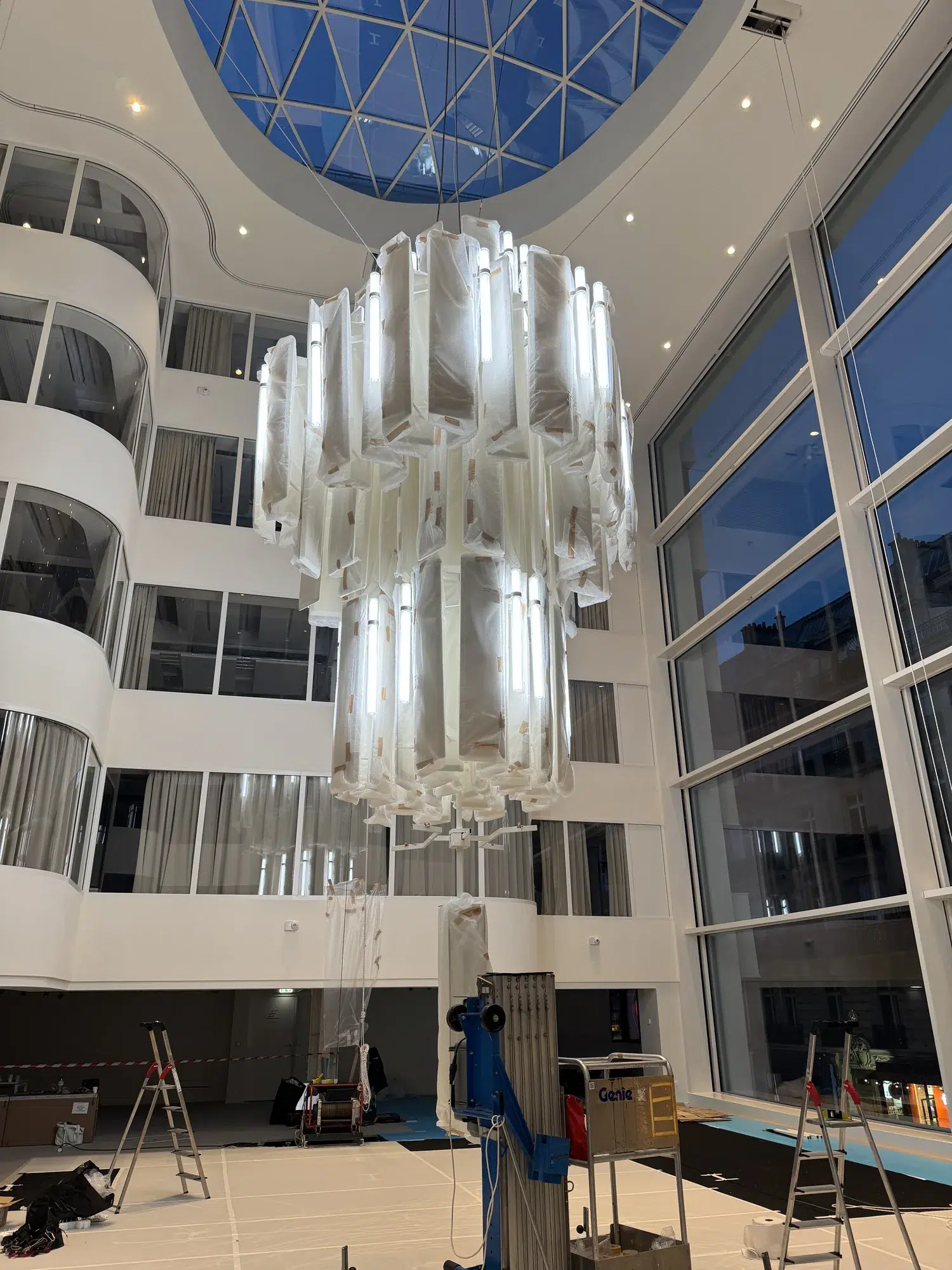 Atrium d’hôtel avec lustre contemporain