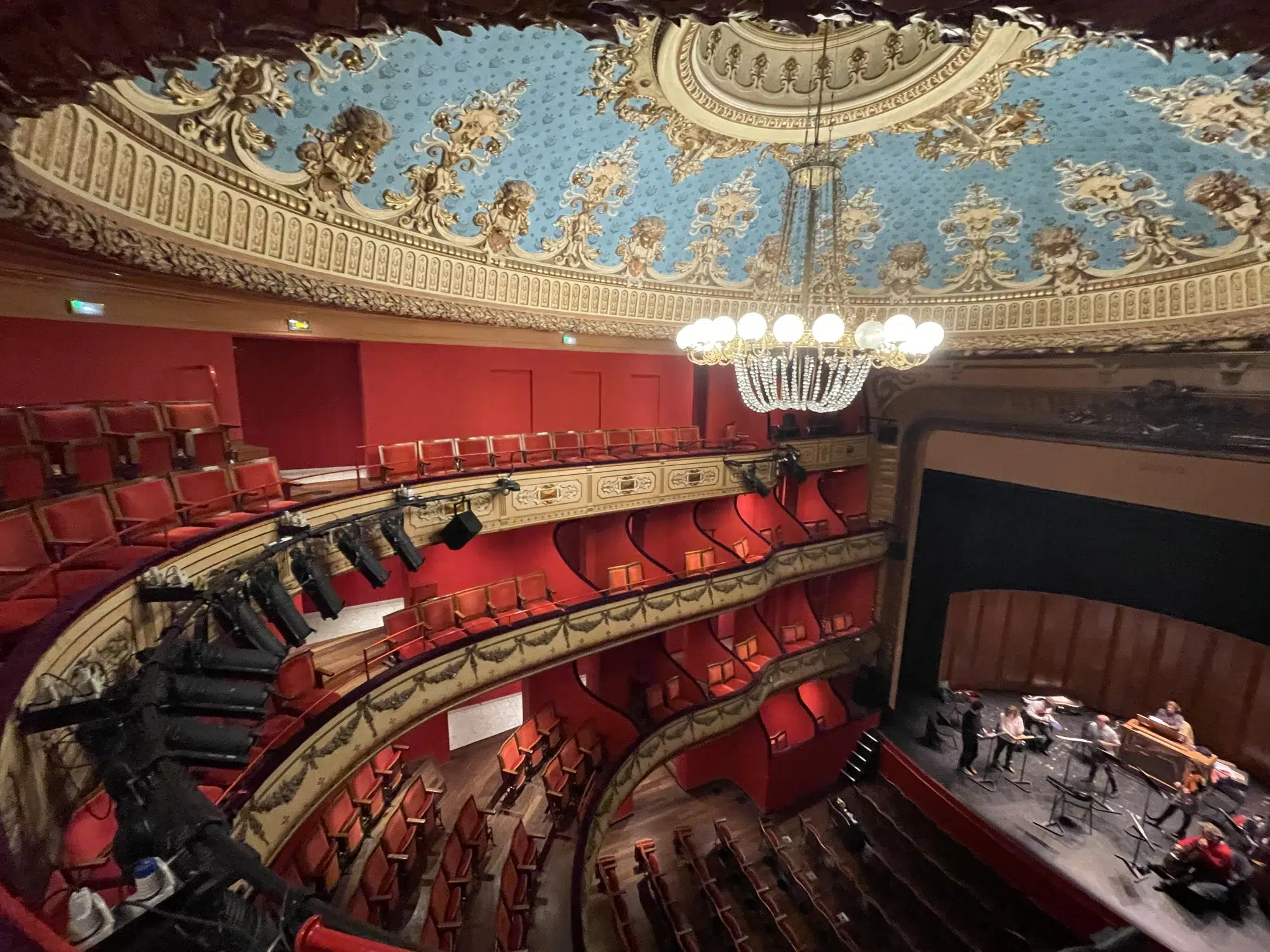 Lustre au plafond d’une salle de théâtre
