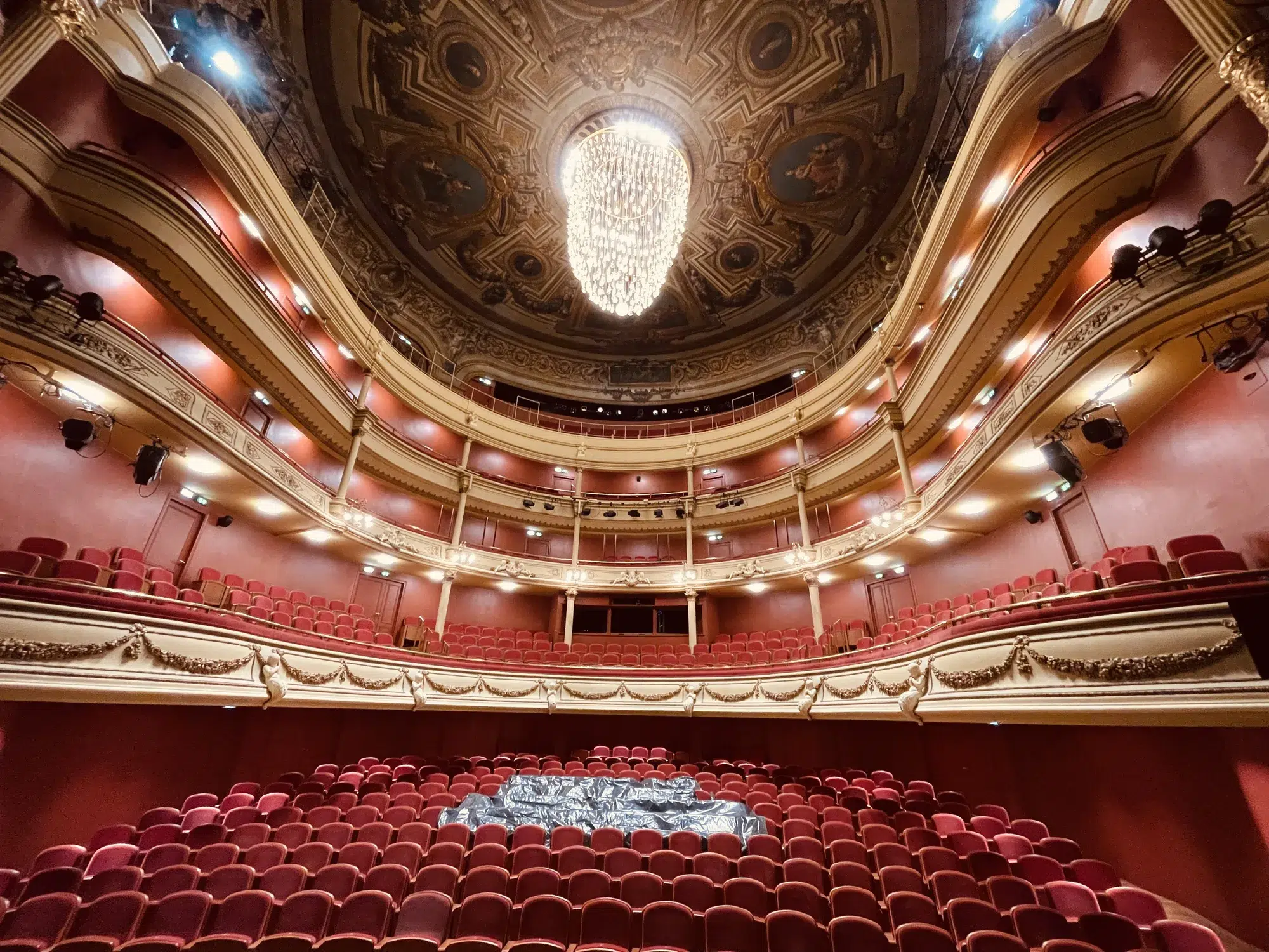 Coupole peinte d’une salle de spectacle