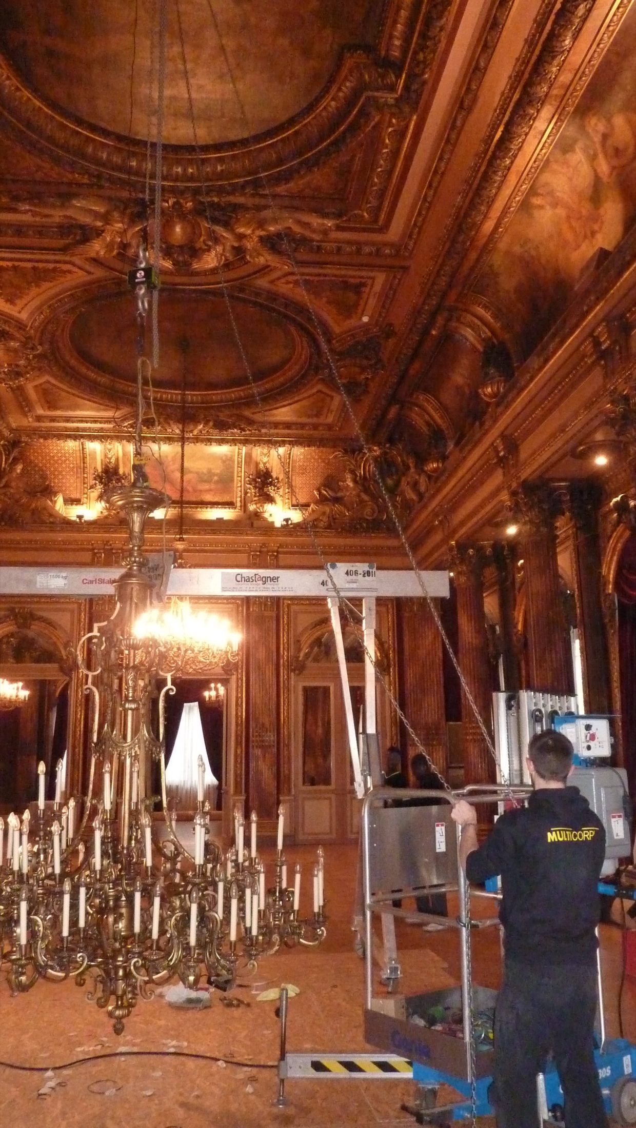 Opération de contrôle de charge sur un lustre monumental