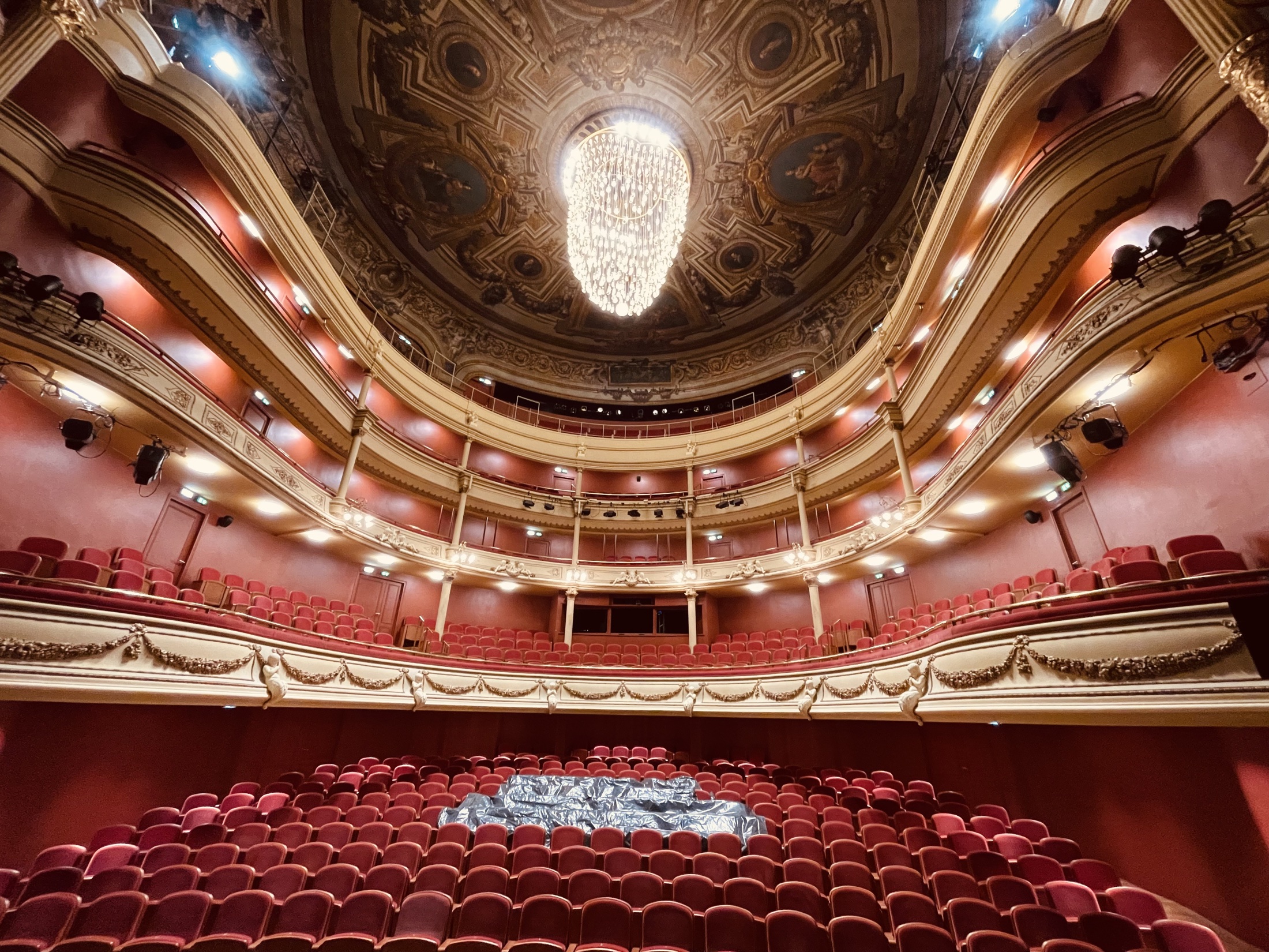 Lustre monumental dans un théâtre classé ERP