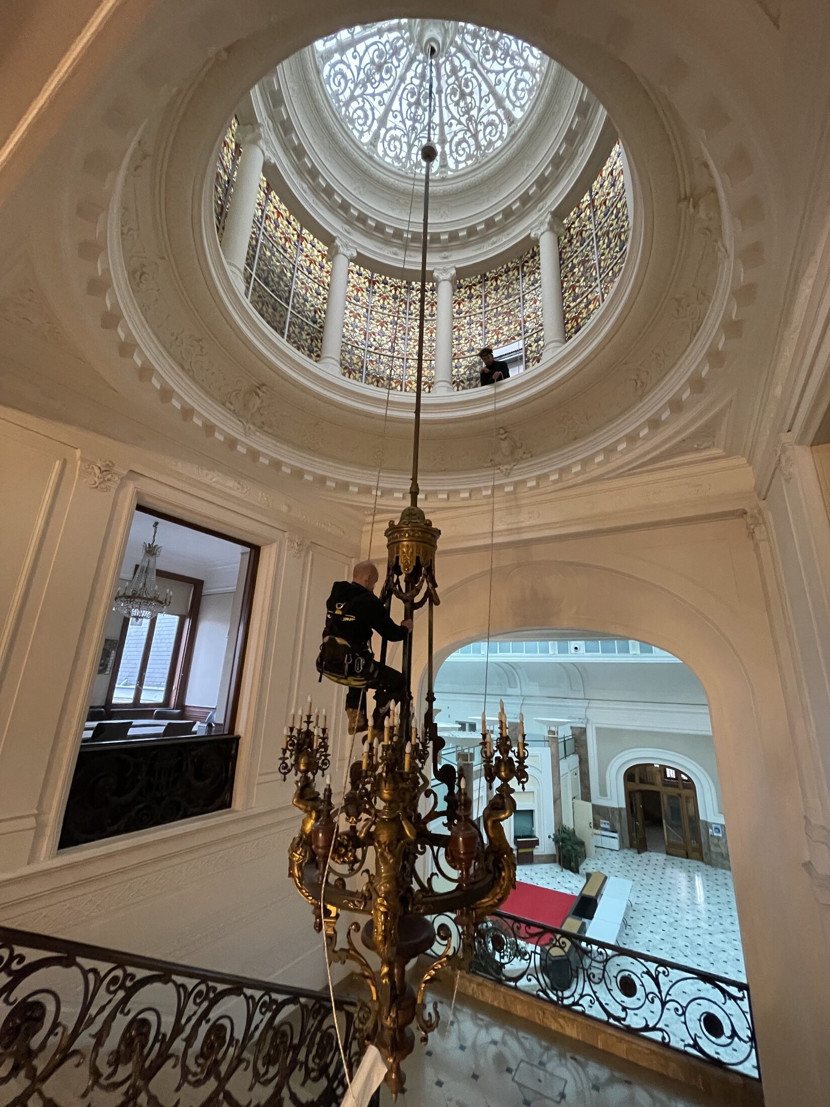 Technicien contrôlant les fixations d’un lustre monumental