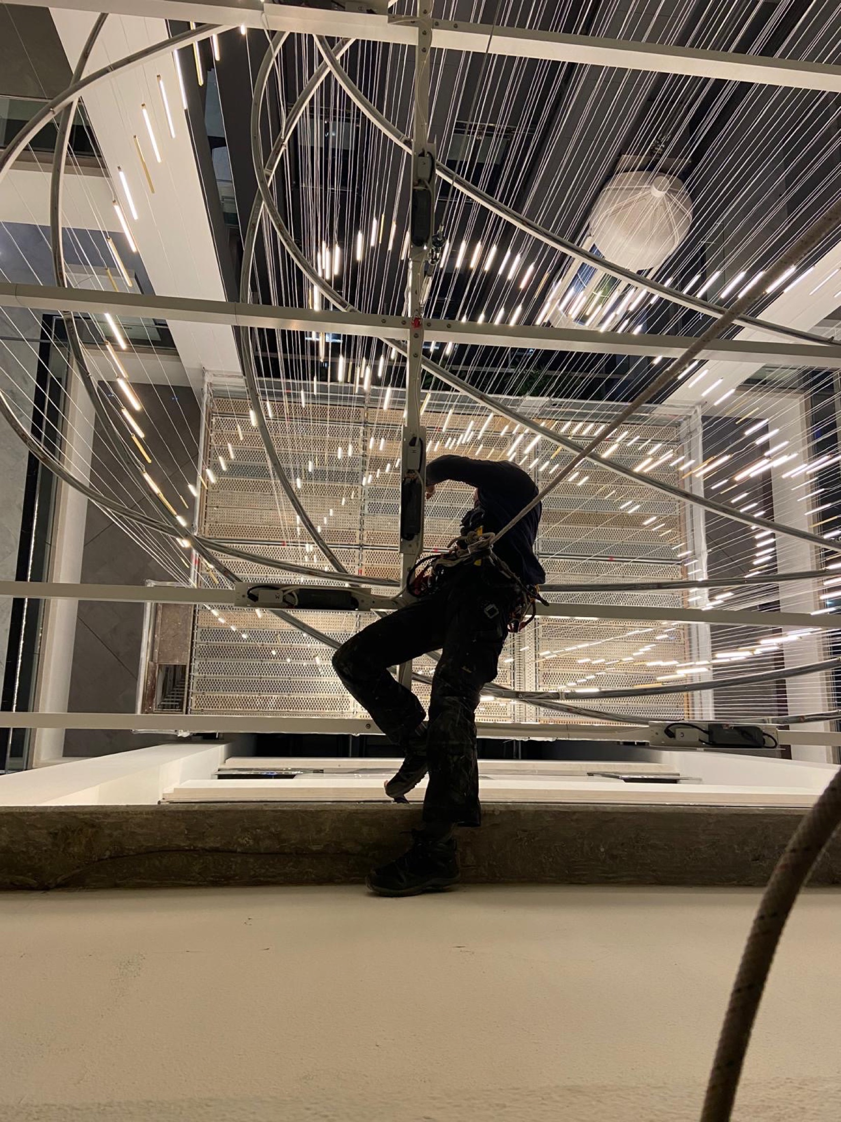 Technicien inspectant une installation électrique en hauteur
