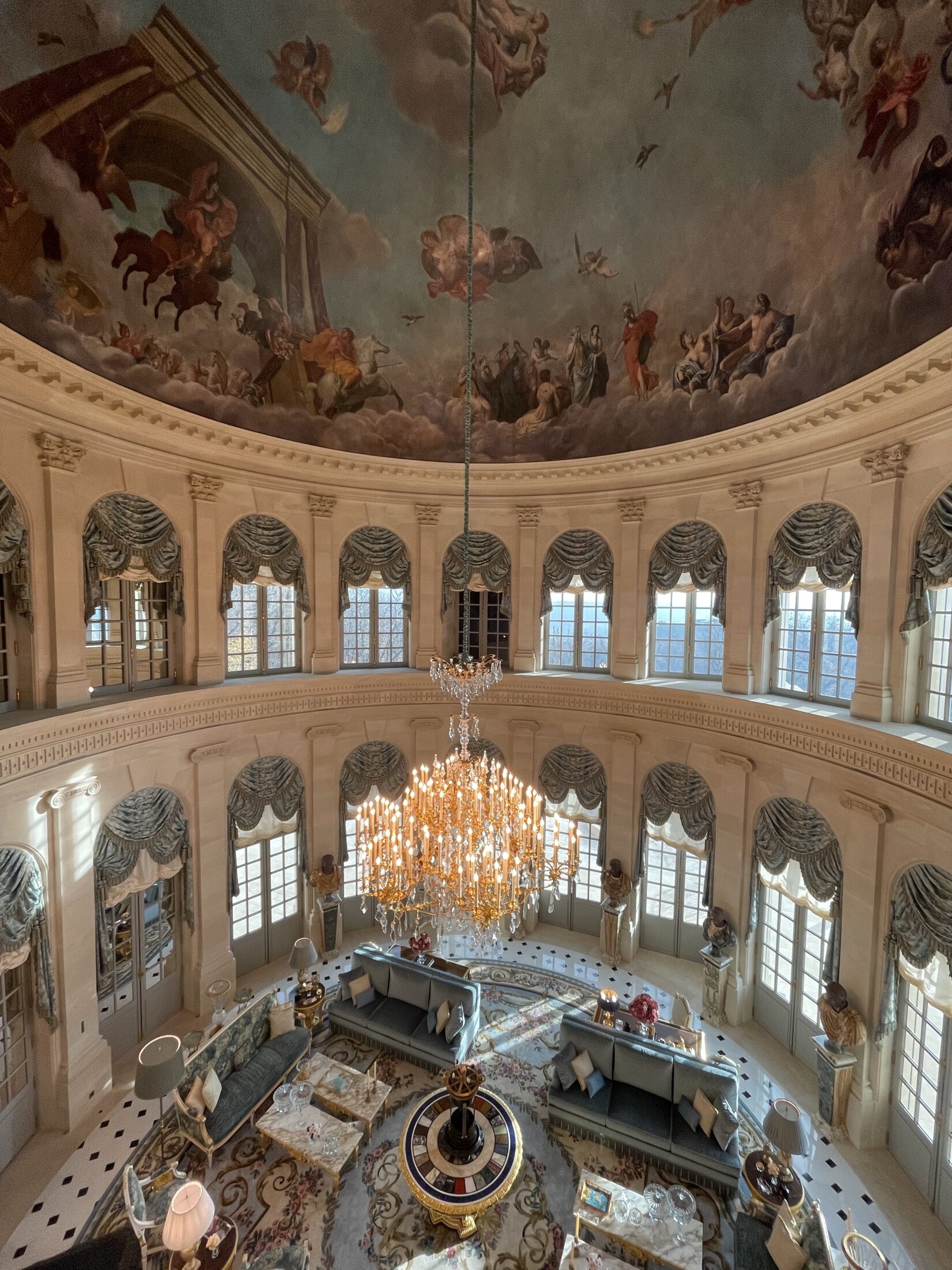 Lustre en cristal dans un salon patrimonial prestigieux
