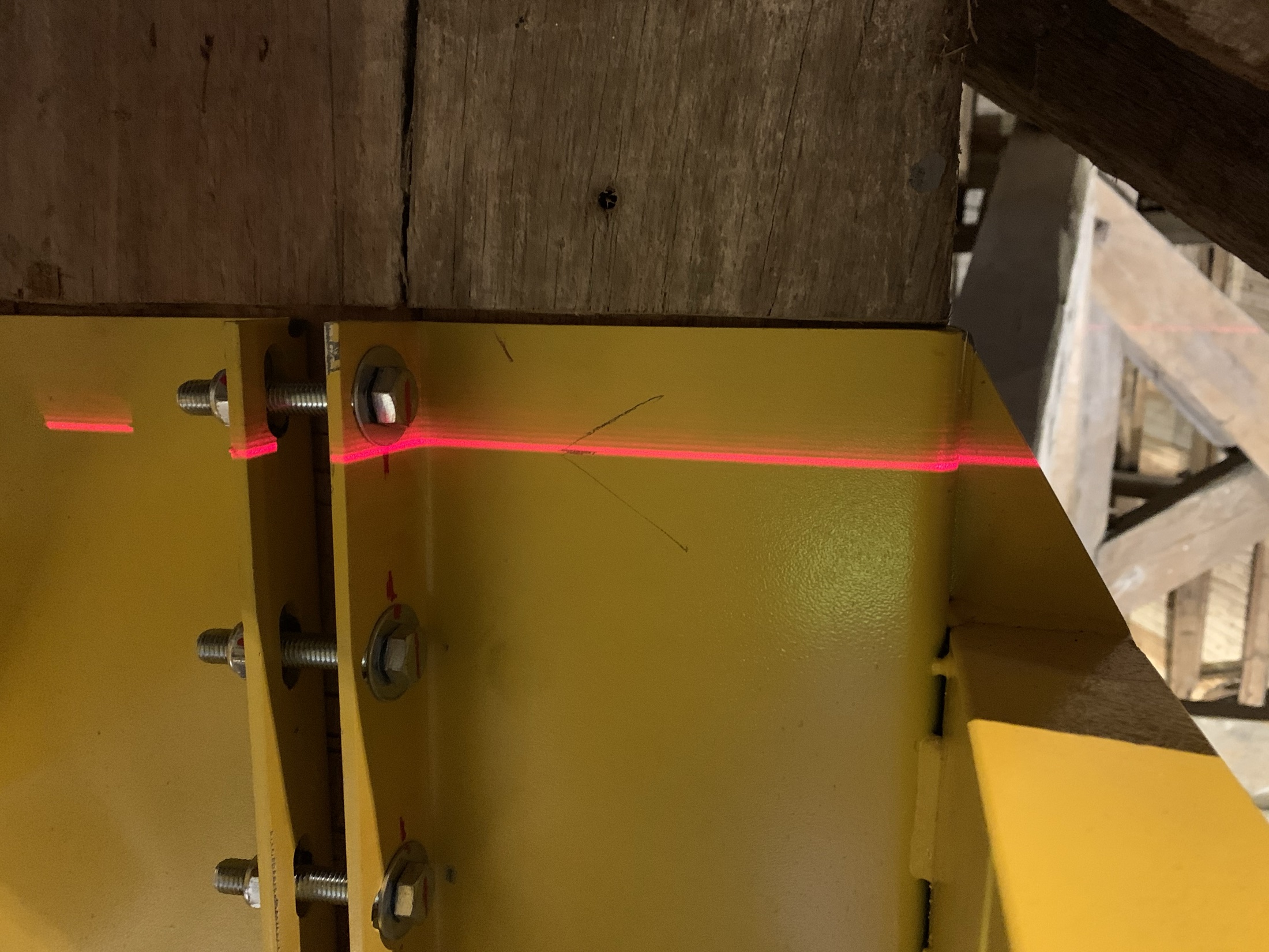 Contrôle au laser d’une structure mécanique supportant un lustre