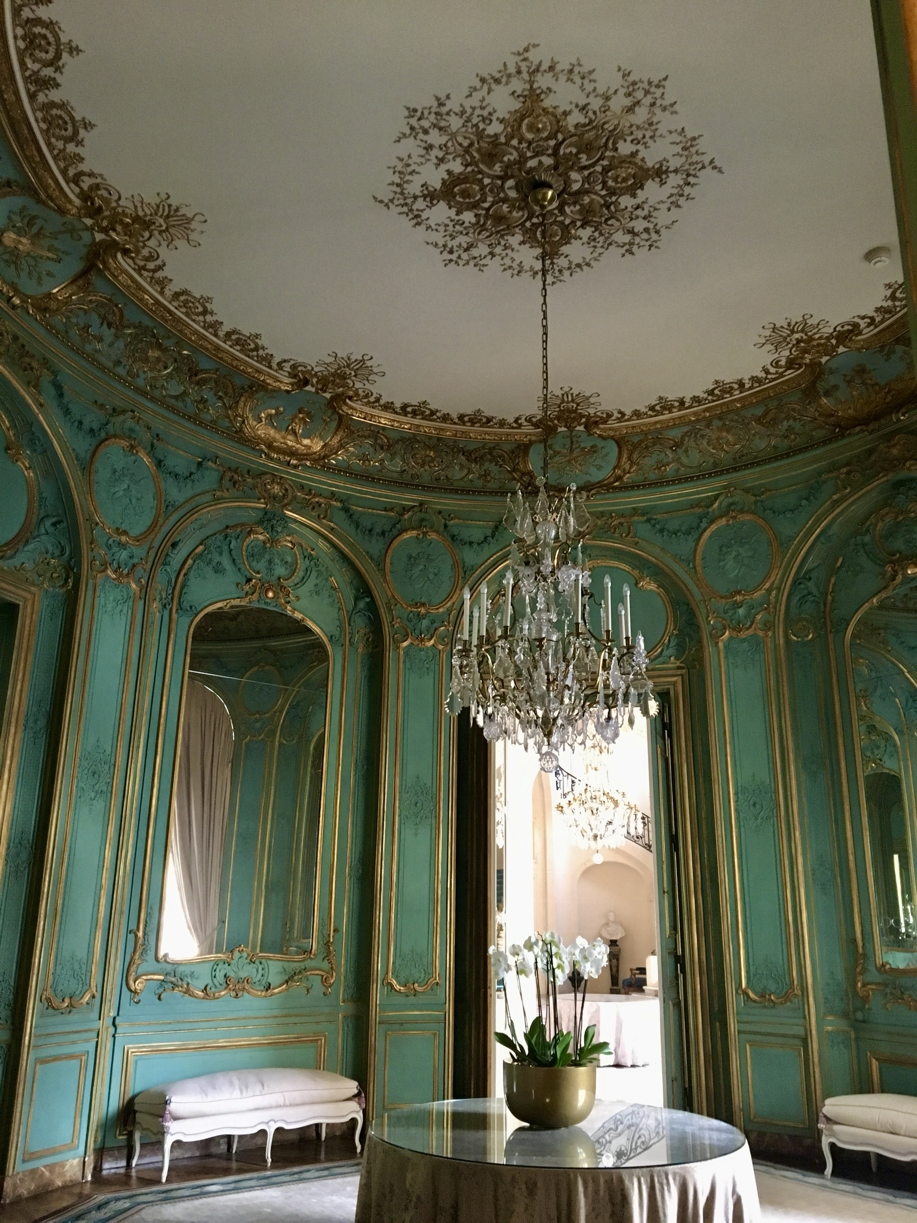 Lustre en cristal dans le salon décoré d’une demeure d’exception