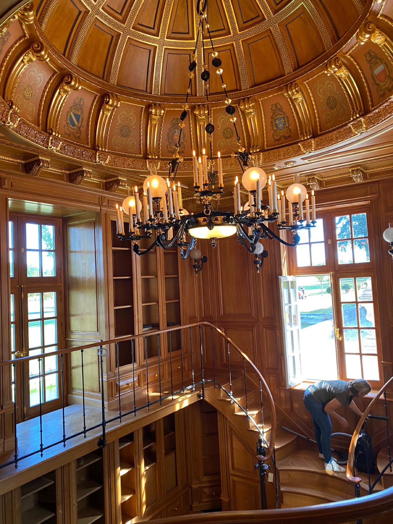 Lustre monumental dans l’escalier d’une demeure d’exception