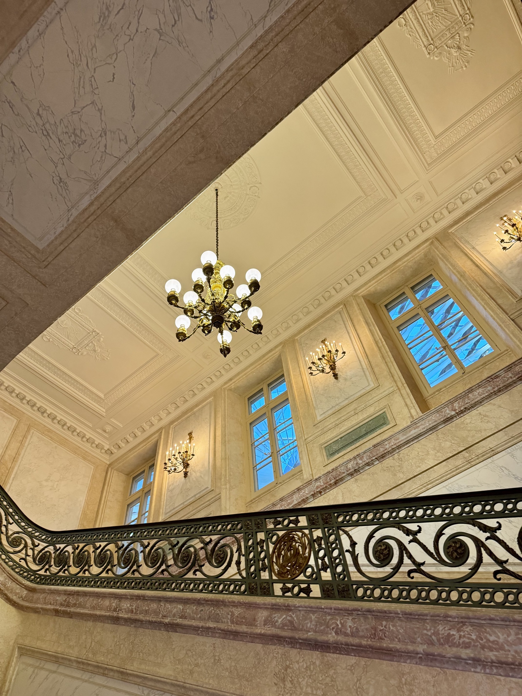 Lustre historique suspendu dans le grand hall d’un bâtiment patrimonial