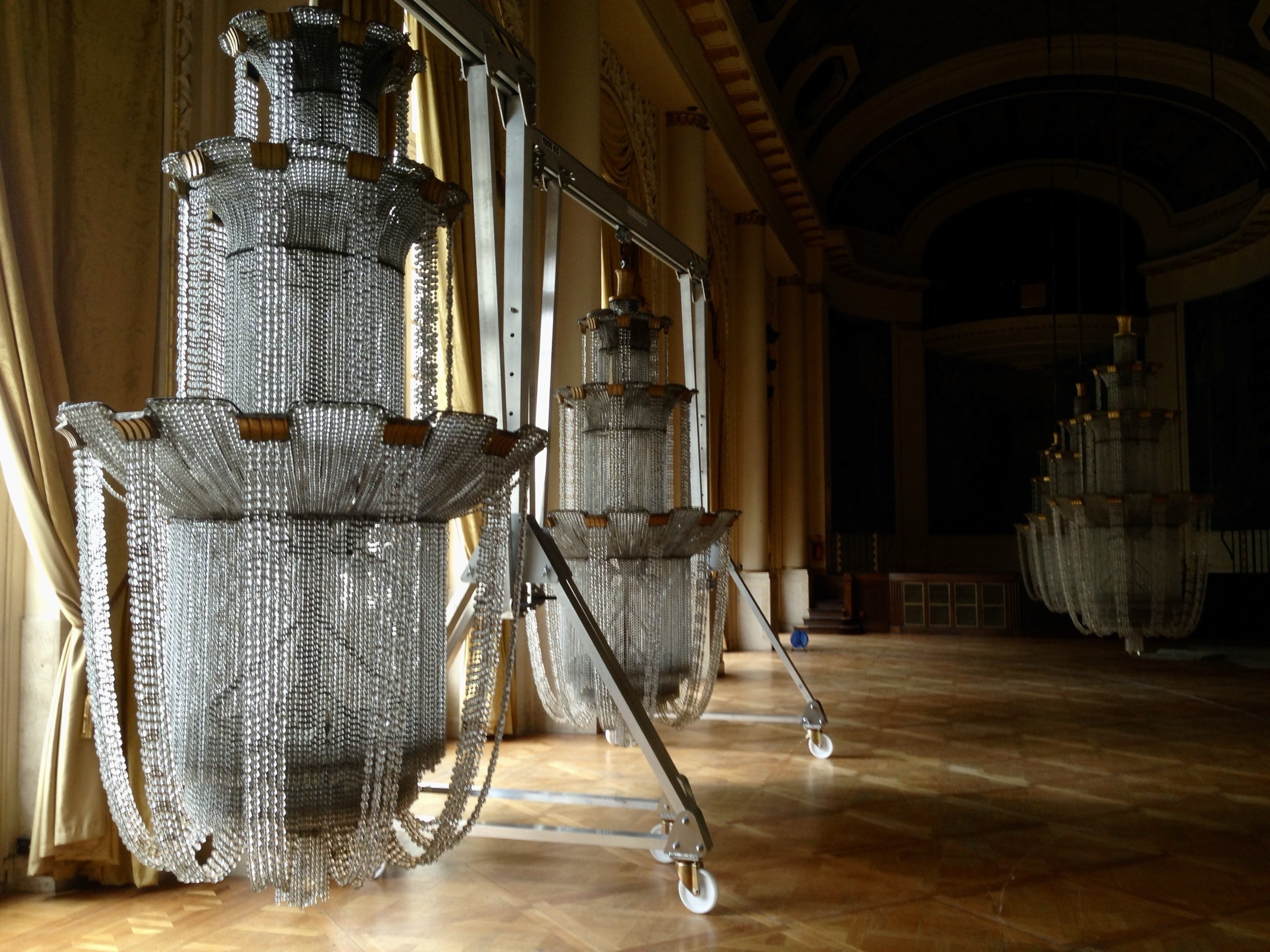 Lustres en cristal déposés pour une opération de maintenance