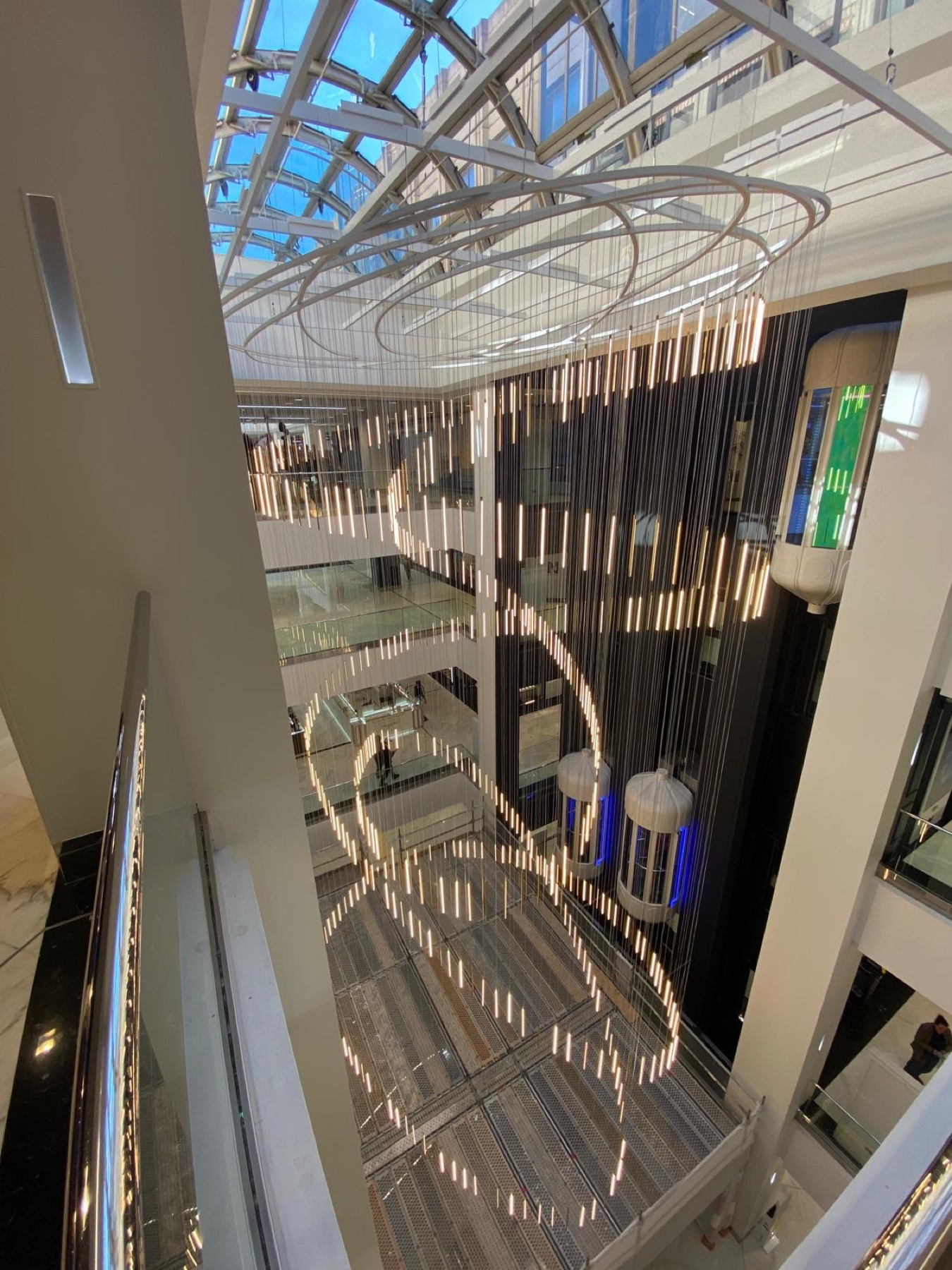 Luminaire contemporain suspendu dans l’atrium d’un établissement recevant du public